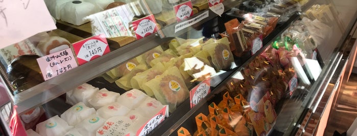 お菓子の扇屋 is one of Tokyo.