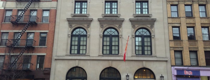 New York Public Library - St. Agnes Library is one of Tempat yang Disukai Jeeleighanne.