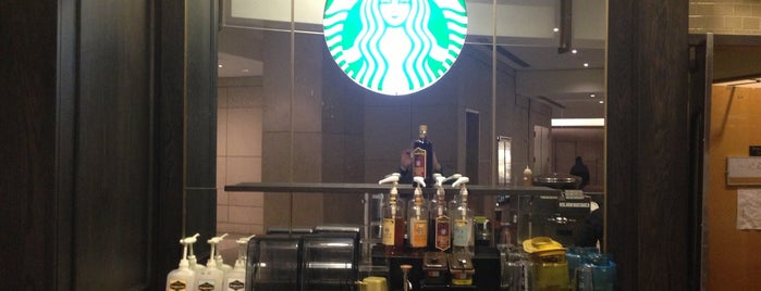 Starbucks is one of Locais curtidos por Amanda.