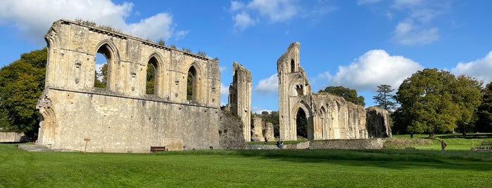 Abadia de Glastonbury is one of Locais curtidos por Carolina.