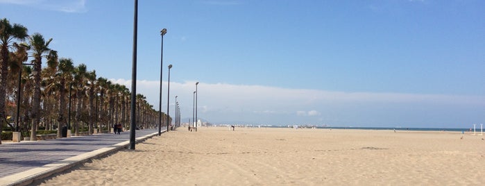 Les Arenes Beach is one of Valencianooooo.