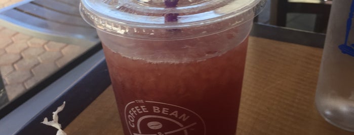 The Coffee Bean & Tea Leaf is one of Jacklynさんのお気に入りスポット.