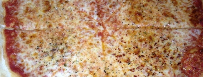 Montesini Pizza is one of Orte, die Aaron gefallen.