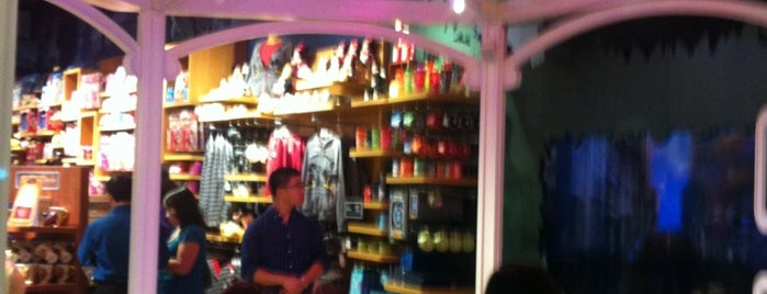 Disney Store is one of Lugares favoritos de Dan.
