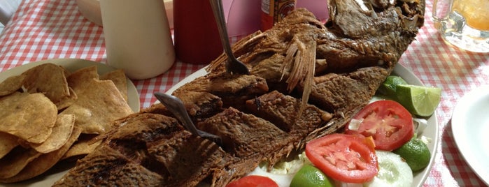 Mariscos El Pinabete is one of Locais curtidos por Juan Antonio.