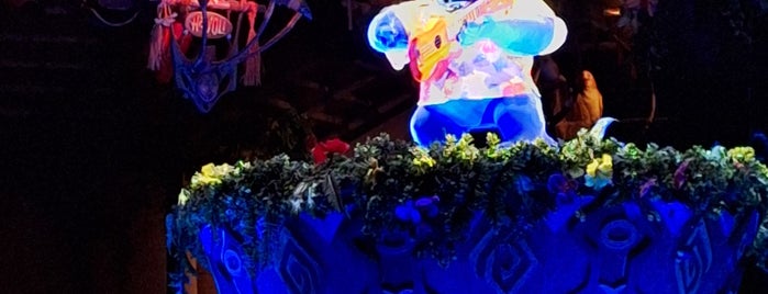The Enchanted Tiki Room: Stitch Presents "Aloha E Komo Mai!" is one of ディズニーランド.