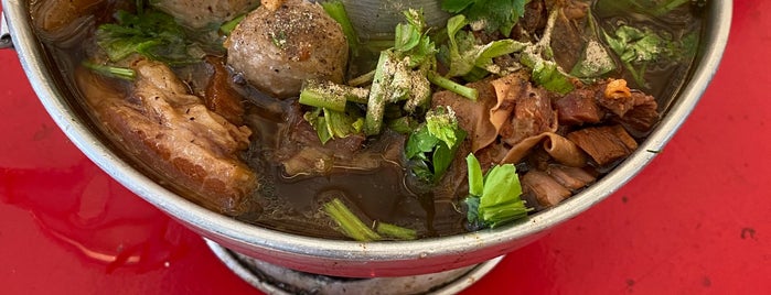 ก๋วยเตี๋ยวเนื้อวัว รสดีเลิศ (สาขา 2) is one of Beef Noodles.bkk.
