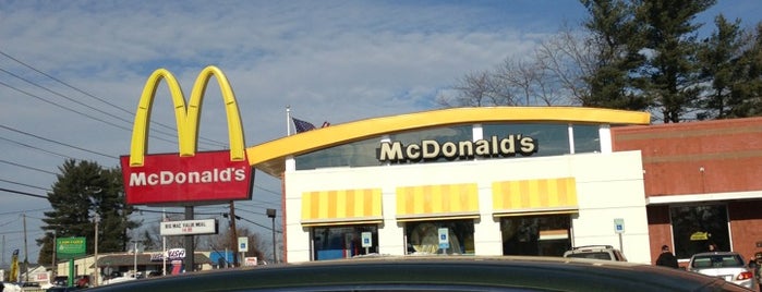 McDonald's is one of Locais curtidos por Michael.