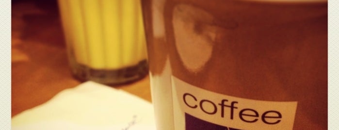 Costa Coffee is one of Lugares favoritos de Alex.