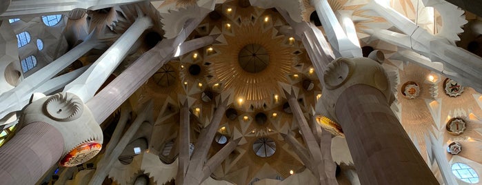 Basílica de la Sagrada Família is one of Tempat yang Disukai Bengü Deliktaş.