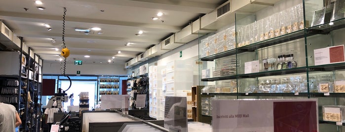 Muji is one of Venice for Bloggers and nomadic workers.