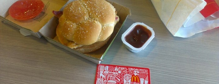 McDonald's is one of Tempat yang Disukai Chester.