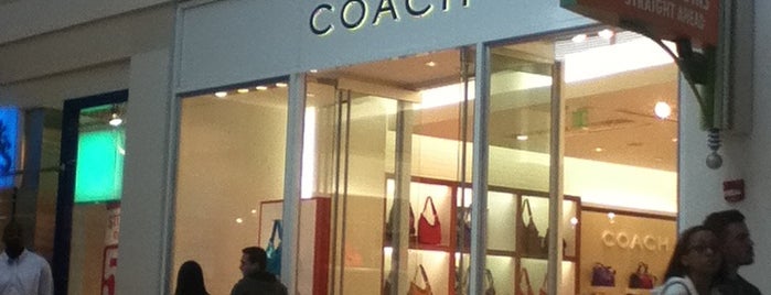 Coach is one of สถานที่ที่ Annette ถูกใจ.