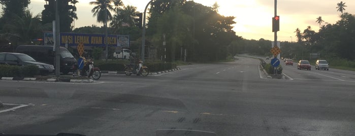 Nasi Lemak Ayam Golek Batu Gajah is one of Tempat lepak2 cuci mata,isi perut!.