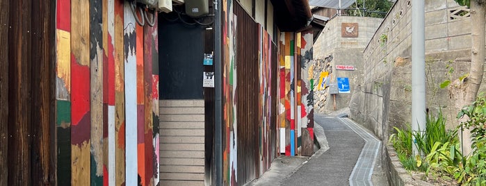 Ogijima Wallalley is one of 瀬戸内国際芸術祭2013閉幕後鑑賞可能作品.