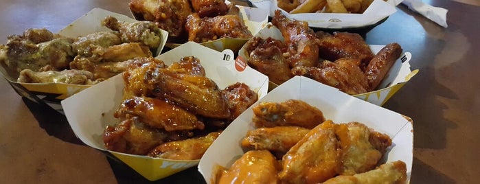 Buffalo Wild Wings is one of Locais curtidos por Charlie.