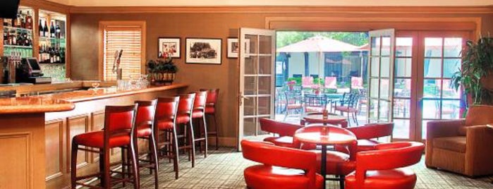 Cardinal Club Lounge is one of Lugares favoritos de Paul.