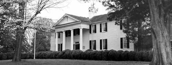Fort Hill Plantation is one of Locais curtidos por Lizzie.