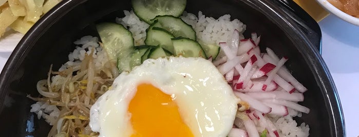 Bonjuk&LunchBox Korean well-being food is one of Posti che sono piaciuti a Алиса.