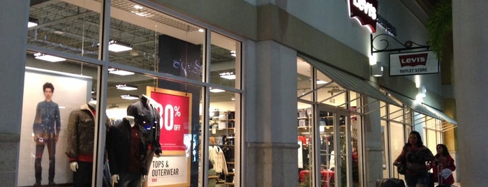 Levi's Outlet Store is one of Karina 님이 저장한 장소.