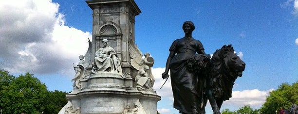 Queen Victoria Memorial is one of London.