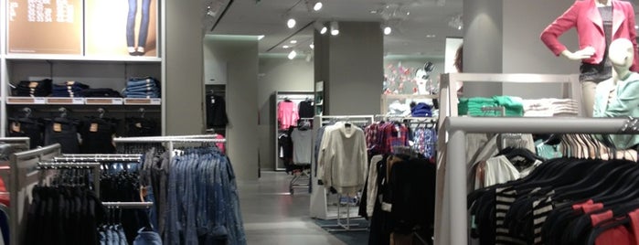 H&M is one of สถานที่ที่ Mila ถูกใจ.