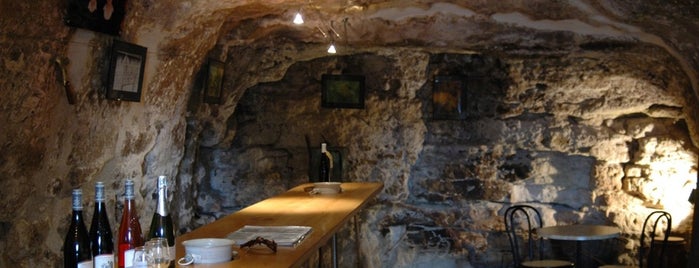 Caves Du Pere Auguste is one of Orte, die Bernard gefallen.