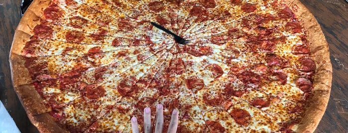 Big Lou's Pizza is one of Lugares favoritos de Ernesto.