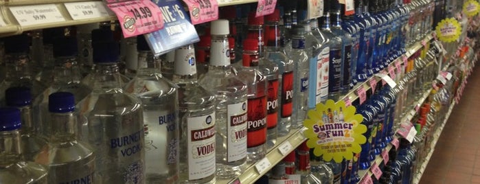 NH Liquor Store 67 is one of Lugares favoritos de Mark.