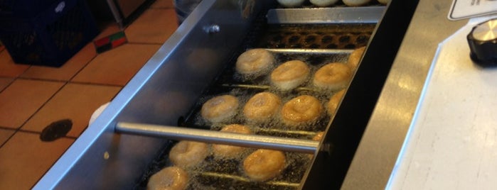 Trish's Mini Donuts is one of Locais curtidos por Ami.