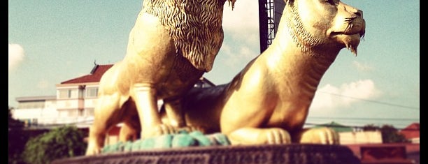 Golden Lions Monument is one of Posti che sono piaciuti a Мария.