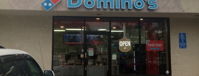Domino's Pizza is one of Tempat yang Disukai Beau.
