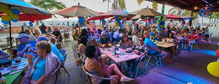Day Off Beach Bar is one of Sports Bar en Puerto Vallarta.