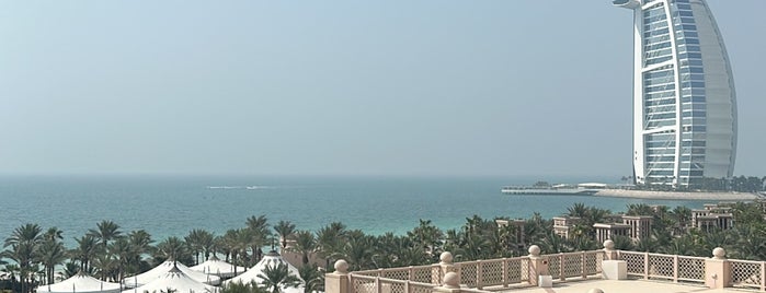 Al Qasr Hotel is one of Orte, die Cristi gefallen.