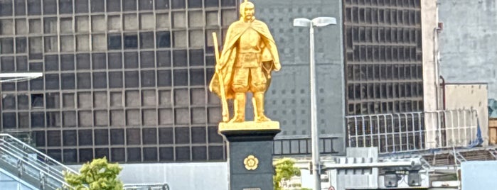 黄金の織田信長像 is one of 記念碑.