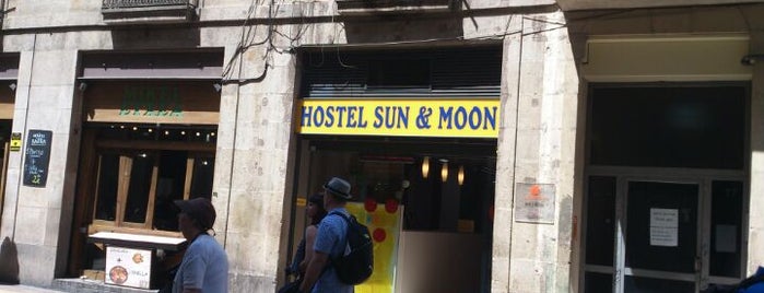 Sun Moon Hostel is one of Tempat yang Disukai Arda.