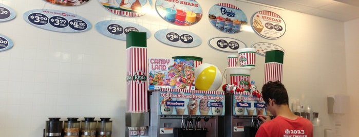 Rita's Italian Ice & Frozen Custard is one of สถานที่ที่ B. ถูกใจ.