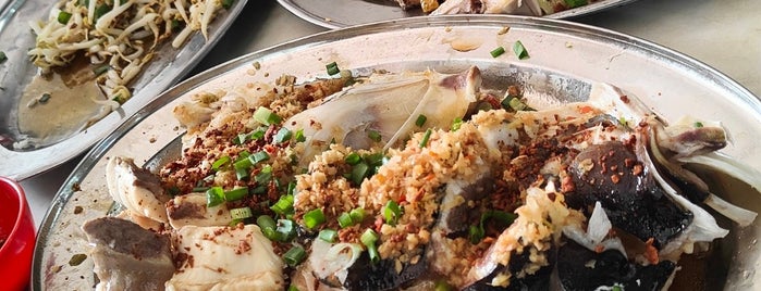 Chong Yen Fish Head Restaurant is one of LSK's Favourites.