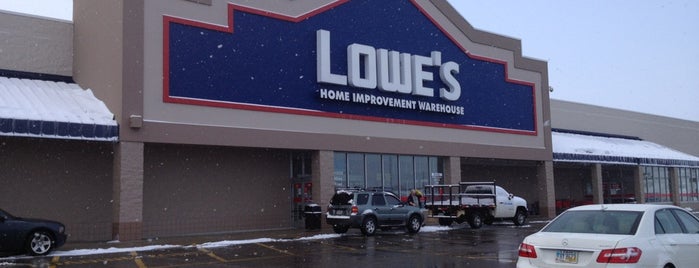 Lowe's is one of Lugares favoritos de Dan.