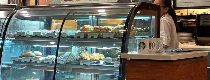 Starbucks is one of Lieux qui ont plu à Biel.