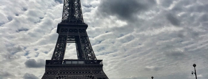Menara Eiffel is one of Tempat yang Disukai Anil.