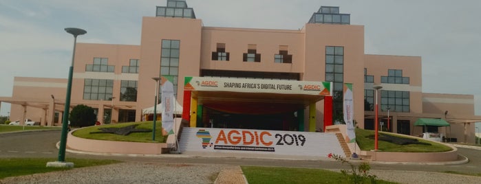 Accra International Conference Centre is one of Lugares favoritos de Bengü.