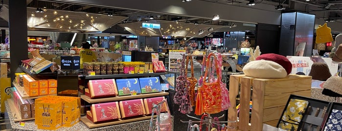 彩虹市集 Rainbow Bazaar is one of Malls & Offices.