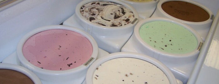 Ricks Ice Cream is one of Lugares favoritos de O. WENDELL.