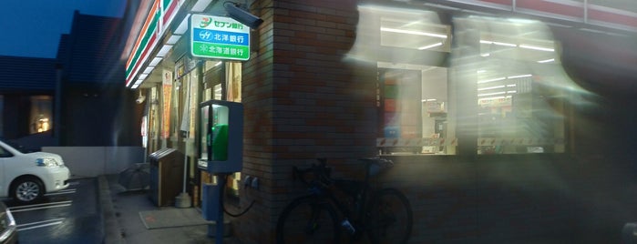 セブンイレブン 紋別港町店 is one of Weeraponさんのお気に入りスポット.