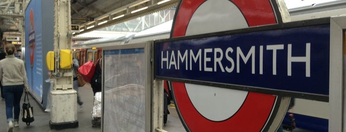 Hammersmith London Underground Station (Circle and H&C lines) is one of Locais curtidos por Adam.