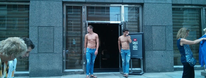 Abercrombie & Fitch is one of Vincentさんのお気に入りスポット.