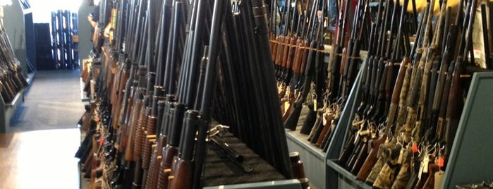 Collectors Firearms is one of Bobby'un Beğendiği Mekanlar.