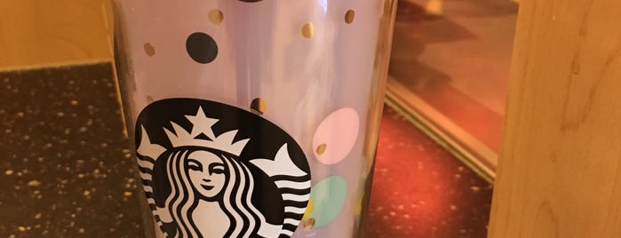 Starbucks is one of Hannahさんのお気に入りスポット.