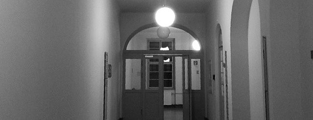 Volkshochschule (VHS) Mitte is one of Cristi : понравившиеся места.